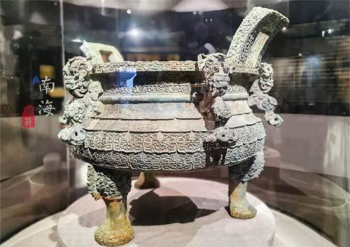 Truyền kỳ về đại gia số 1 cổ vật và báu vật quốc gia ở Trung Quốc