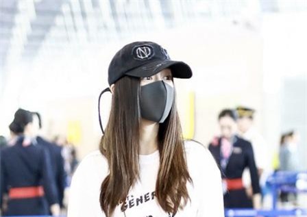 Xuất hiện cực ngầu tại sân bay, Angela Baby lộ 2 chi tiết chứng minh 'chẳng cần chồng, chỉ cần con' gây xôn xao