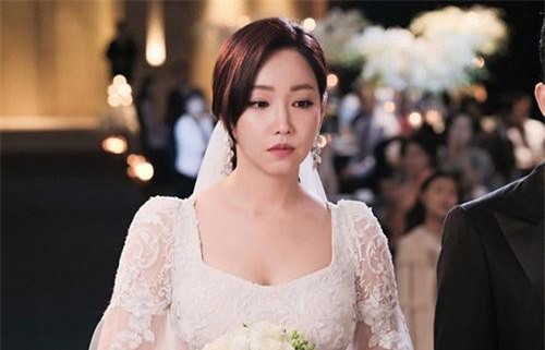 Cô dâu ngất xỉu giữa hôn lễ, chú rể nhận được thông báo gây sốc từ bác sĩ