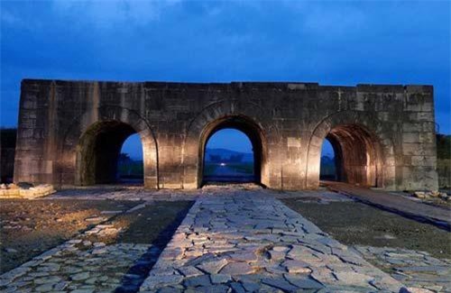 Đôi rồng bị chặt đầu và những bí ẩn về thành đá nhà Hồ