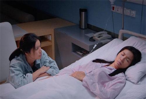 Đời thực của chân dài 'cân' hai vai, bị ám sát khi thi hoa hậu trong 'Hoa hậu giang hồ'