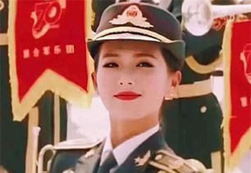 Giữa rừng quân nhân, nữ binh sĩ là điểm sáng trong lễ duyệt binh