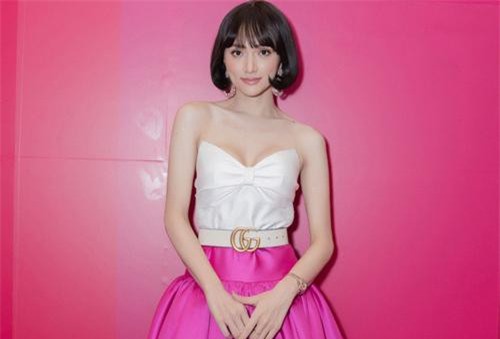 Lạ mắt với mái tóc ngắn búp bê, Hương Giang hóa quý cô điệu đà và ngọt ngào