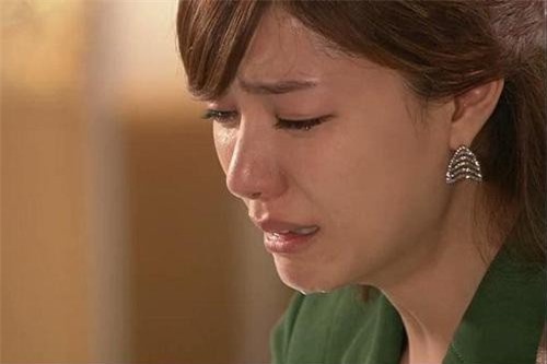 Sự thật cay đắng đằng sau câu nói: 'Bà ngoại bẩn lắm, con không thích bà đâu!'