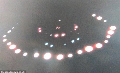 Sửng sốt vật thể giống UFO bay lơ lửng trên mái nhà