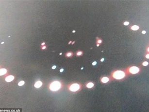Sửng sốt vật thể giống UFO bay lơ lửng trên mái nhà