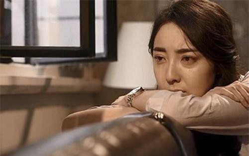 Trách chồng ngoại tình, anh nói một câu khiến cả nhà chồng nhìn tôi đầy khinh bỉ