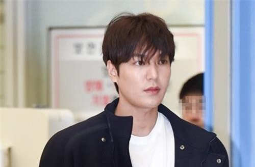 Trở về sau chuyến du lịch Bali, Lee Min Ho xuất hiện hình ảnh bạch mã vạn người mê
