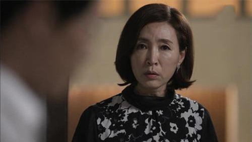 Vào nhà nghỉ bắt quả tang con dâu, mẹ chồng tái mặt khi thấy 'kẻ thứ 3' xuất hiện