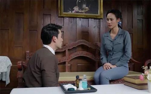 Về đến nhà, thấy mẹ quần áo rách tươm, ăn đồ thừa trong nồi, chồng không trách mà gọi tôi vào phòng rồi chắp tay xin tôi buông bỏ mọi chuyện