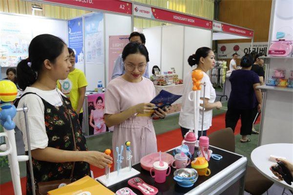 Vietbaby Hà Nội 2019: Áp dụng giá ưu đãi, hàng trăm gian hàng 'hút' khách