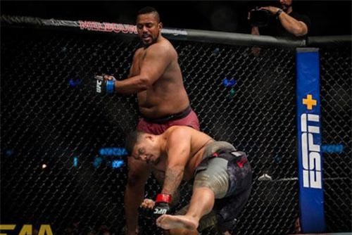 Cận cảnh 'cú đấm ngàn cân' khiến 'Kẻ xấu UFC' bất tỉnh
