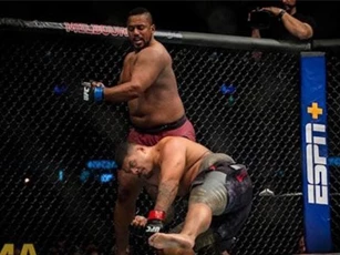 Cận cảnh 'cú đấm ngàn cân' khiến 'Kẻ xấu UFC' bất tỉnh