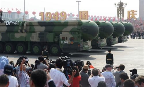 Cận cảnh tên lửa tầm xa 'mạnh nhất thế giới' TQ vừa 'khoe'