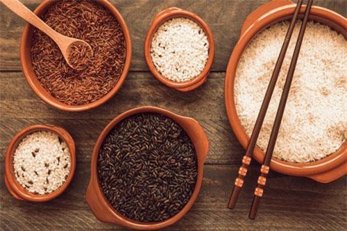 Có nên dùng gạo lứt thay hoàn toàn gạo trắng?