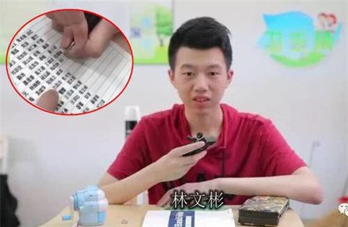 Con trai viết chữ đẹp như đánh máy, bố mẹ tiết lộ 'không phải tài năng mà là 1 căn bệnh'