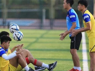 Đội tuyển U22 Việt Nam: Thanh Hậu gặp chấn thương, phải tập riêng