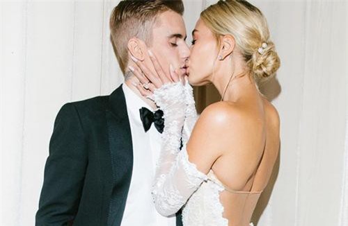 Justin Bieber cuối cùng đã tung ảnh cưới: Hôn nhau đắm đuối, đẹp xuất thần, dòng chữ in trên váy cô dâu gây bão