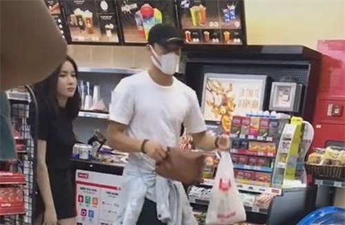 Thủ môn Bùi Tiến Dũng bị đồn đã có tình mới, nhan sắc và công việc của cô gái thực sự gây bất ngờ