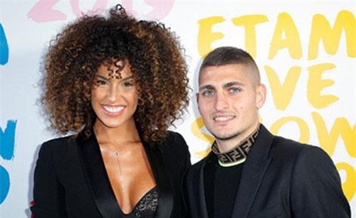 Bồ mới của Verratti khoe vòng một căng tròn ở tuần lễ thời trang Paris