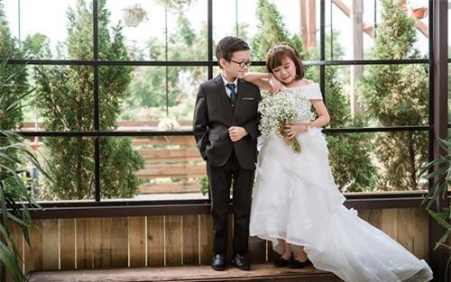 Cặp đôi tí hon từng bị nhầm là 'con nít ranh' khoe bộ ảnh cưới tình tứ, tiết lộ đã về sống chung và sắp tổ chức lễ thành hôn