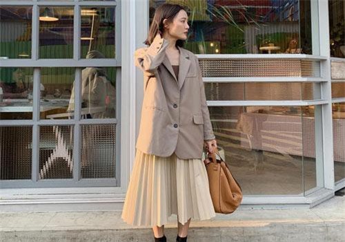 Chân váy xếp li vẫn hot điên đảo và bạn nên 'ghim' 12 ý tưởng diện item này cho sành điệu bằng chị bằng em