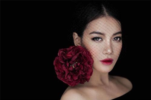 Đàn bà một đời chồng đừng sống trong tủi khổ, hãy ngẩng cao đầu như một đóa hoa hồng kiêu sa