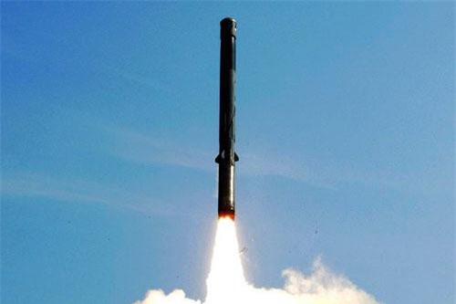 Đối thủ 'giật mình' khi Ấn Độ thử nghiệm thành công tên lửa BrahMos bản đối đất?