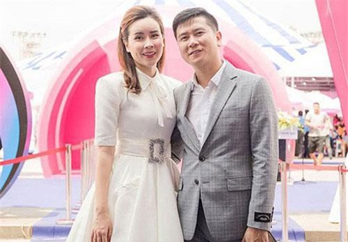 Hồ Hoài Anh lần đầu lộ diện cùng Lưu Hương Giang và con gái sau ồn ào ly hôn, đồ vật đặc biệt trên tay gây chú ý