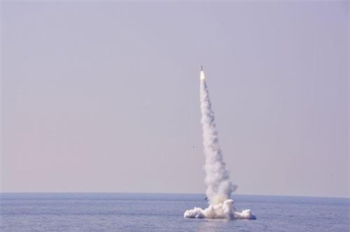 Mãn nhãn tàu ngầm Kilo phóng tên lửa Kalibr 'xé toạc' bầu trời