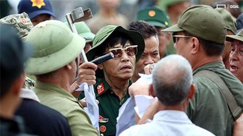 Nhiều người tự xưng thương binh 'làm loạn' ở cổng VFF, đòi vé trận Việt Nam - Malaysia