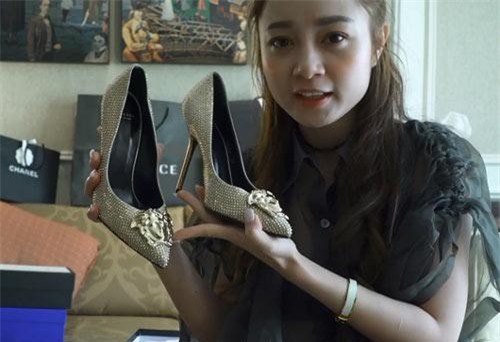 Tò mò về thân thế và chuyện tình cảm của rich kid Việt gây xôn xao mạng xã hội với màn shopping 'phẩy tay' một lần hết 2,3 tỷ ở trời Tây