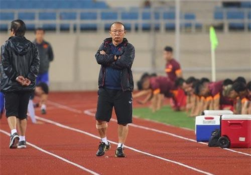 Văn Hậu ghi điểm với HLV Park Hang Seo trong buổi tập tại Mỹ Đình