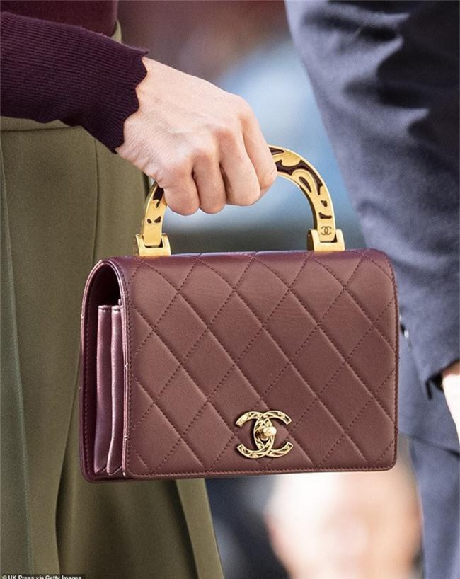 Công nương Kate chơi trội khi mang chiếc túi Chanel gần 100 triệu đồng đi dự sự kiện nhưng bị ném đá dữ dội chưa từng thấy - Ảnh 4. Công nương Kate chơi trội khi mang chiếc túi Chanel gần 100 triệu đồng đi dự sự kiện nhưng bị ném đá dữ dội chưa từng thấy - Ảnh 4.