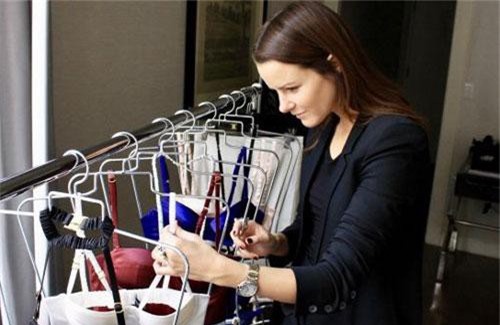 Dám bán bộ đồ tắm với giá hơn 1,4 tỉ đồng, nữ cử nhân luật mê hoặc khách thượng lưu khắp thế giới