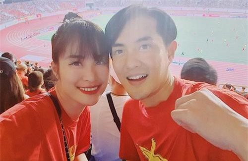 Đông Nhi - Ông Cao Thắng, Bảo Anh cùng dàn sao Vbiz vỡ òa trước siêu phẩm ngả người volley mở màn tỷ số 1-0 của Quang Hải