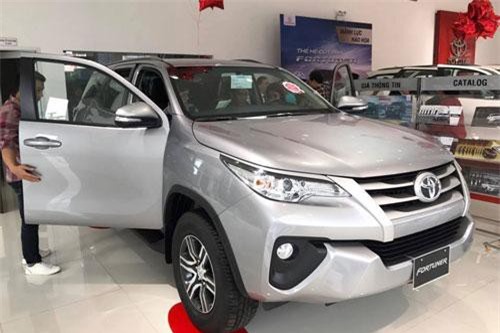 Loạt xe Toyota giảm giá sốc đầu tháng 10, cao nhất 120 triệu đồng