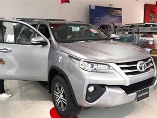 Loạt xe Toyota giảm giá sốc đầu tháng 10, cao nhất 120 triệu đồng