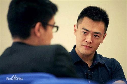 Lưu Minh Vỹ - con trai tỷ phú USD vẫn đi tàu điện ngầm