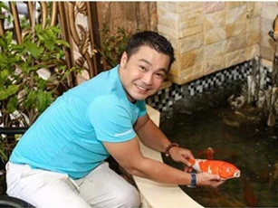 Lý Hùng: Quý ông 50 tuổi giàu có bậc nhất showbiz 'ở vậy' để chăm sóc mẹ già