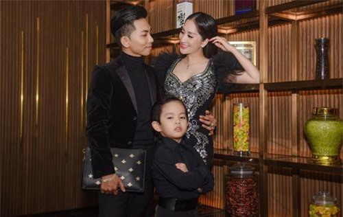 Mặc bố mẹ tình tứ, con trai Khánh Thi - Phan Hiển vẫn tạo dáng cực ngầu