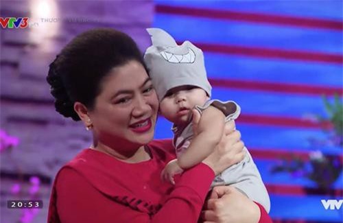 Shark Liên quên mất mình là 'cá mập' mà tan chảy trước bé con theo mẹ đi gọi vốn, hé lộ đang thèm lên cả chức 'bà nội' lắm rồi đây