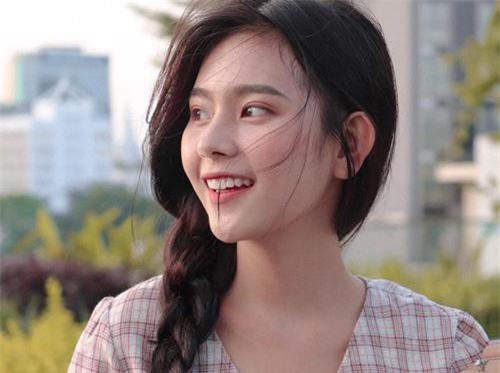 Bốn hot girl quân sự đều học giỏi, đa tài