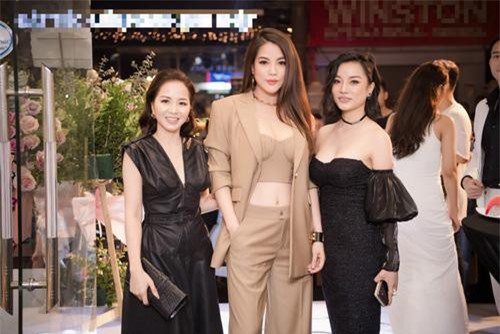 'Chị đại' Trương Ngọc Ánh diện croptop hở bạo cạnh dàn mỹ nhân