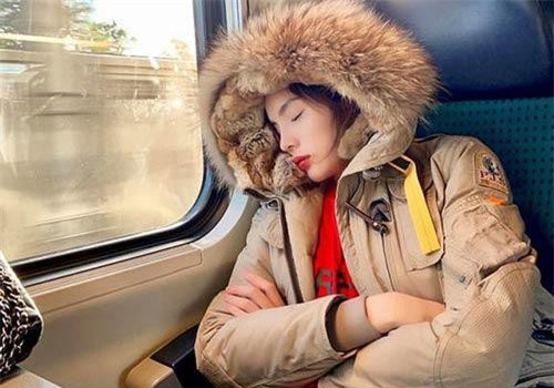 Cộng đồng mạng tiếp tục soi mói ảnh khi ngủ của Kỳ Duyên