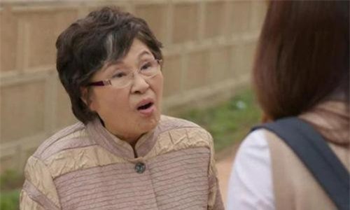 Cưới xong nửa tháng mẹ chồng không bắt nấu ăn, ai cũng khen sướng nào có ngờ