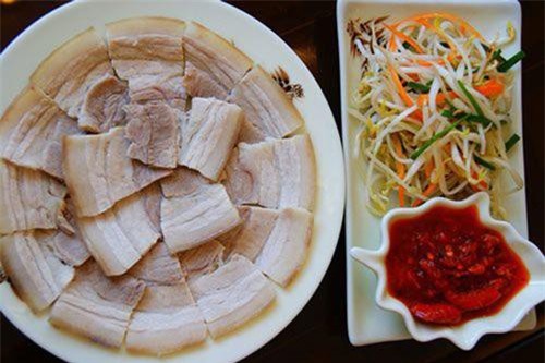 Dùng nước nóng hay lạnh để luộc thịt là 'chuẩn vị' nhất?