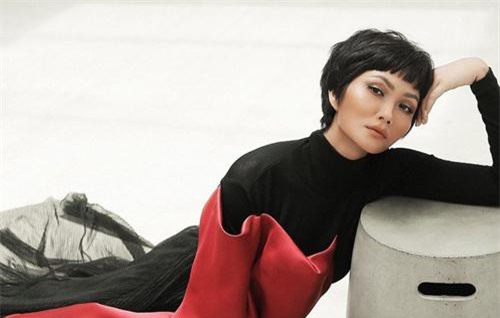 H'Hen Niê chia sẻ tâm sự buồn bã gây tò mò, sau nghi vấn mâu thuẫn với Hoa hậu Hoàn vũ Việt Nam