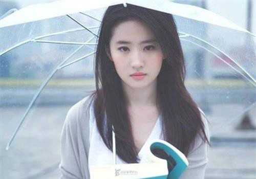 Không phải Triệu Vy, Lâm Tâm Như, 'Thần tiên tỷ tỷ' Lưu Diệc Phi sống tình nghĩa nhất showbiz