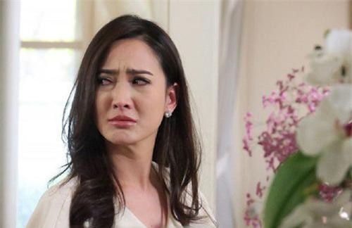 Nghe tiếng nước chảy róc rách trong nhà tắm, vợ đẩy cửa định 'dụ dỗ' chồng, không ngờ nhận được màn 'chào đón' đầy kịch tính